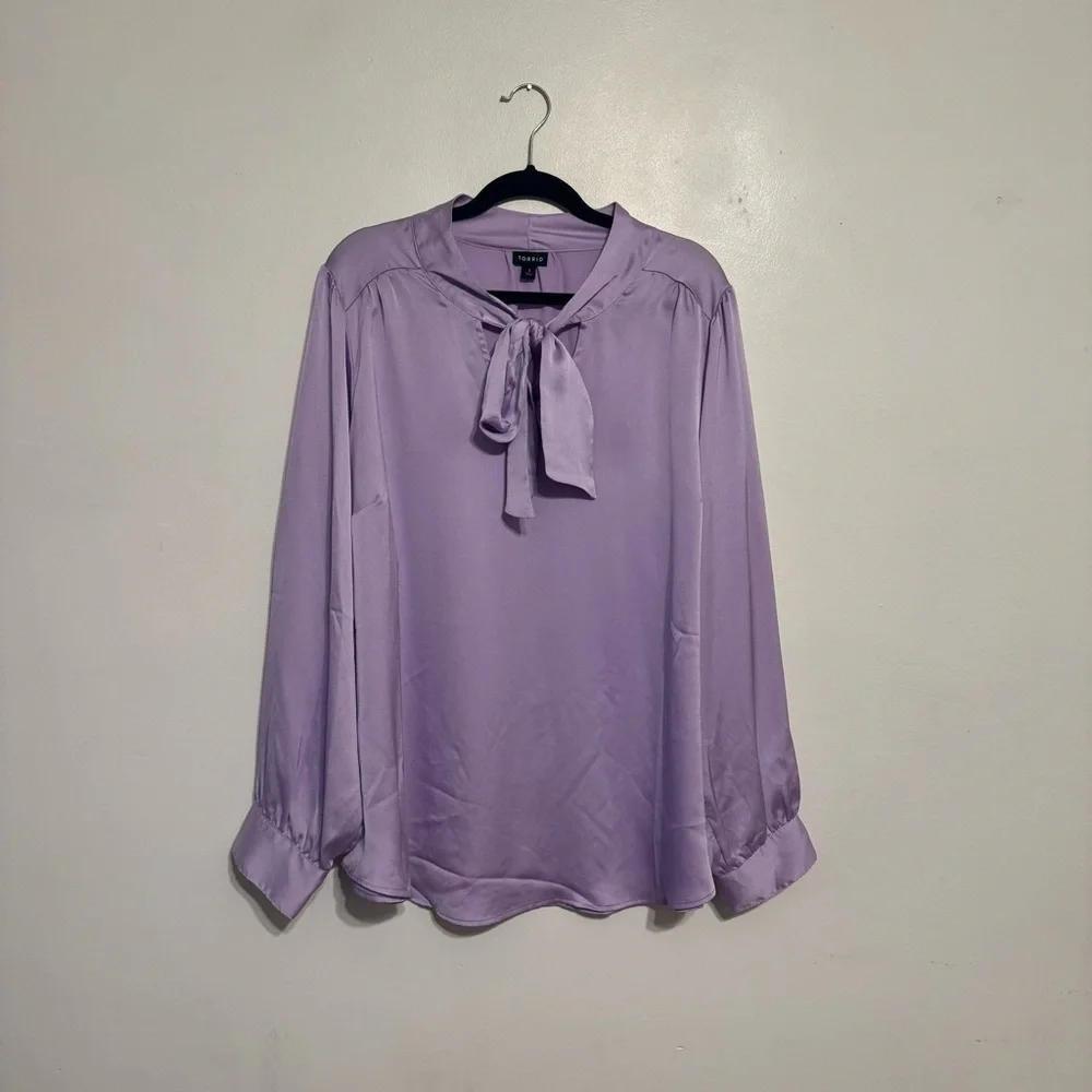 Torrid Studio Bubble Satin Bow Tie Blouse - Size 3X - Picture 4 of 7